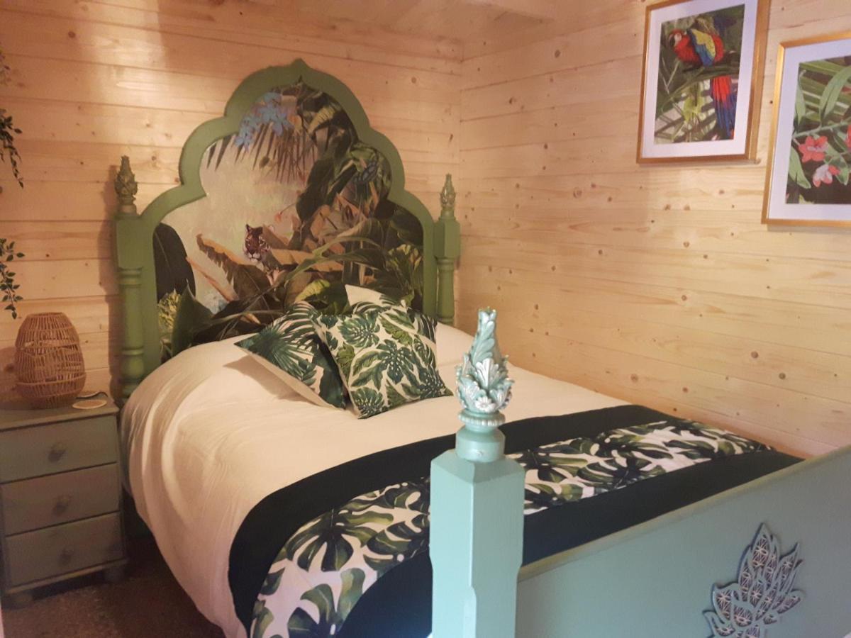 Cabin Set In A Beautiful Romantic Tropical Garden Sutton Coldfield Esterno foto